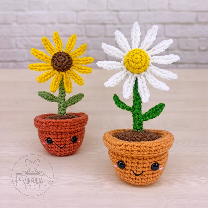 free crochet daisy amigurumi plushies for DIY gifts, spring crafts, and plant decor