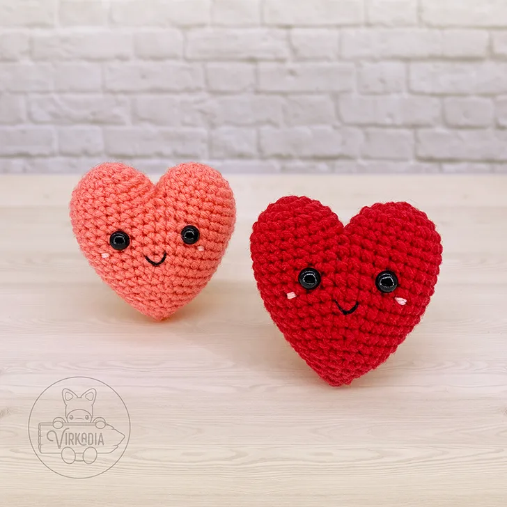 free crochet heart amigurumi plushies for Valentine's Day and DIY gifts