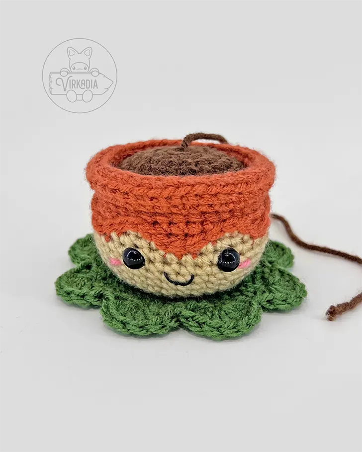 free crochet flower pot amigurumi pattern tutorial of how the finished cloth should look