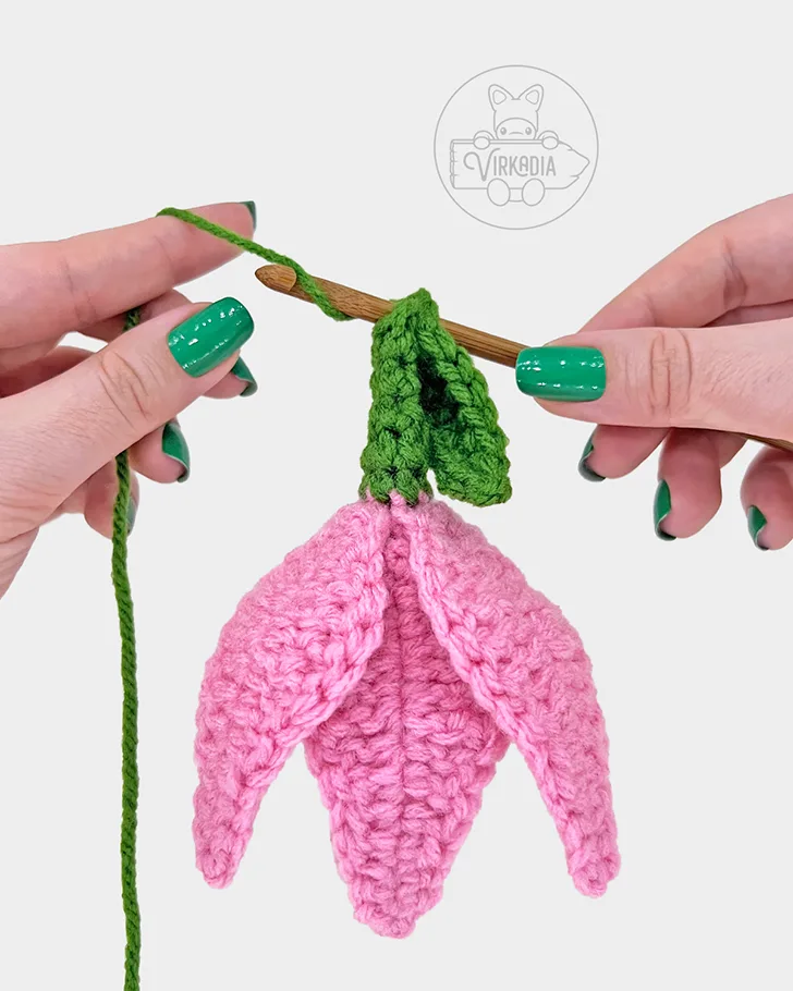 flower amigurumi pattern tutorial of how to attach the leaf