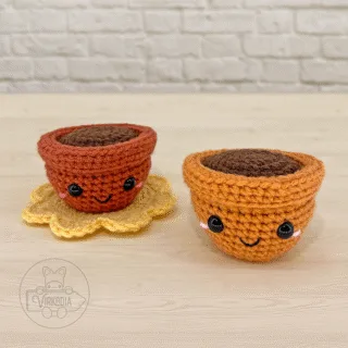 free crochet terracotta pot amigurumi plushies for floral decorations, DIY gifts, spring crafts, and plant decor