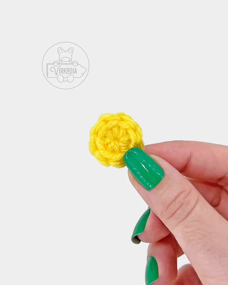 plant amigurumi pattern tutorial of how the center of the flower should look