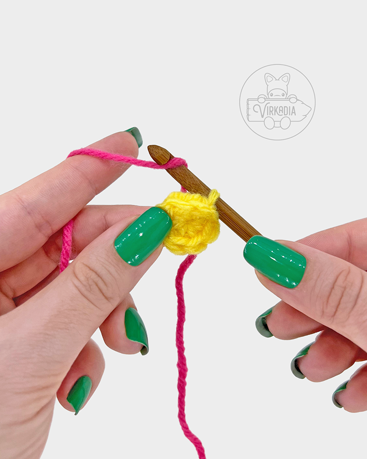 plant amigurumi pattern tutorial of how to change colors on the flower