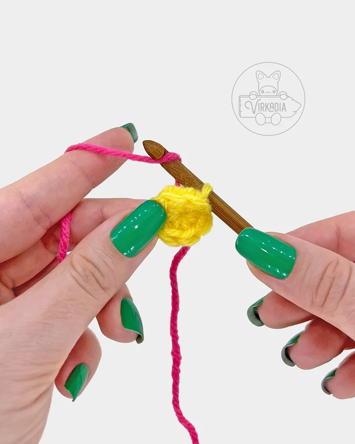 plant amigurumi pattern tutorial of how to change colors on the flower