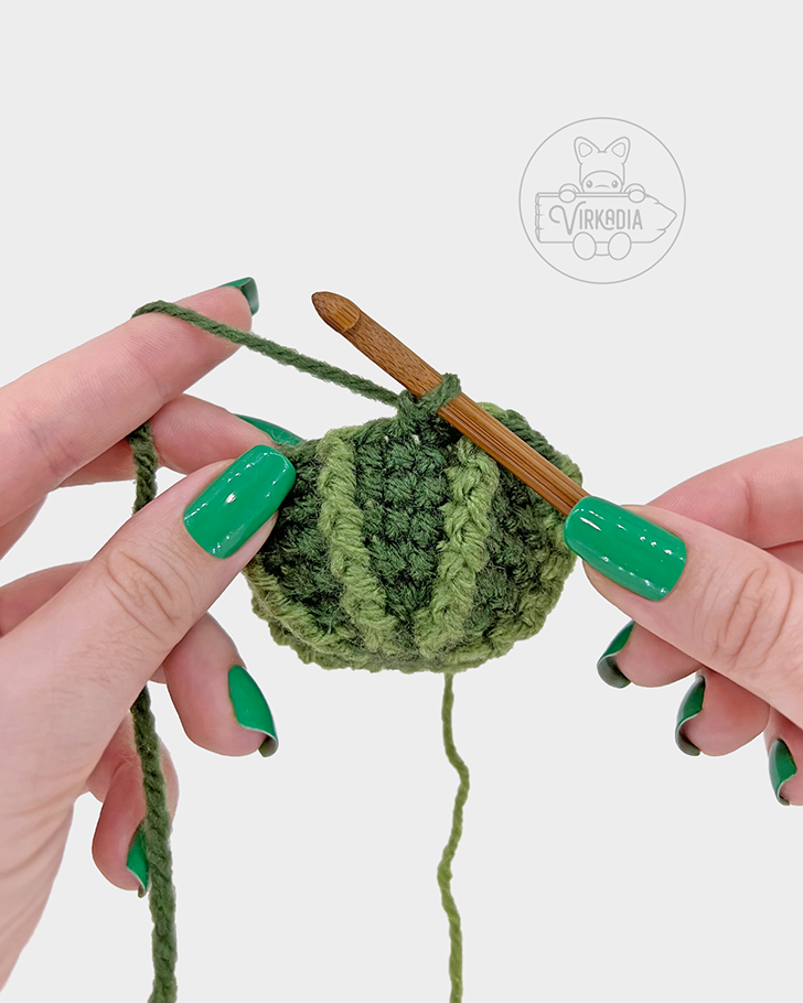 plant amigurumi pattern tutorial of how to shift the stitches in a round