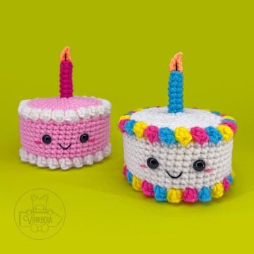 free crochet birthday cake amigurumi plushies for DIY birthday gifts, holiday celebrations, and party decorations
