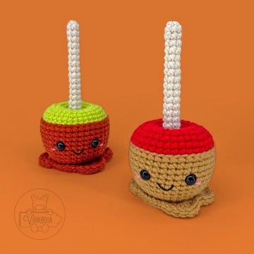 free crochet candy apple amigurumi plushies for Halloween decorations, spooky food decor, and fall crafts, and DIY gifts