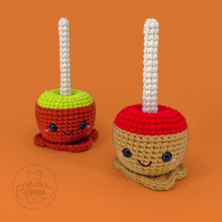free crochet candy apple amigurumi plushies for Halloween decorations, spooky food decor, and fall crafts, and DIY gifts