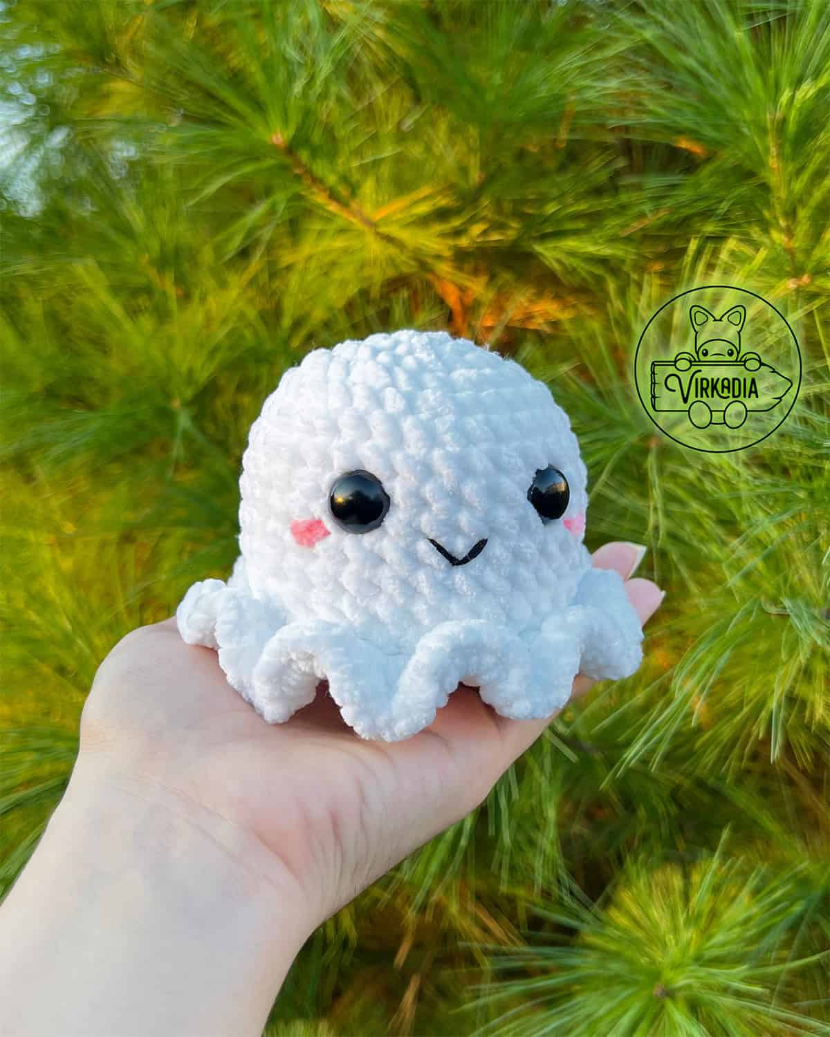 free crochet ghost amigurumi softie in chunky yarn for DIY Halloween decor, fall decoration, and handmade gifts