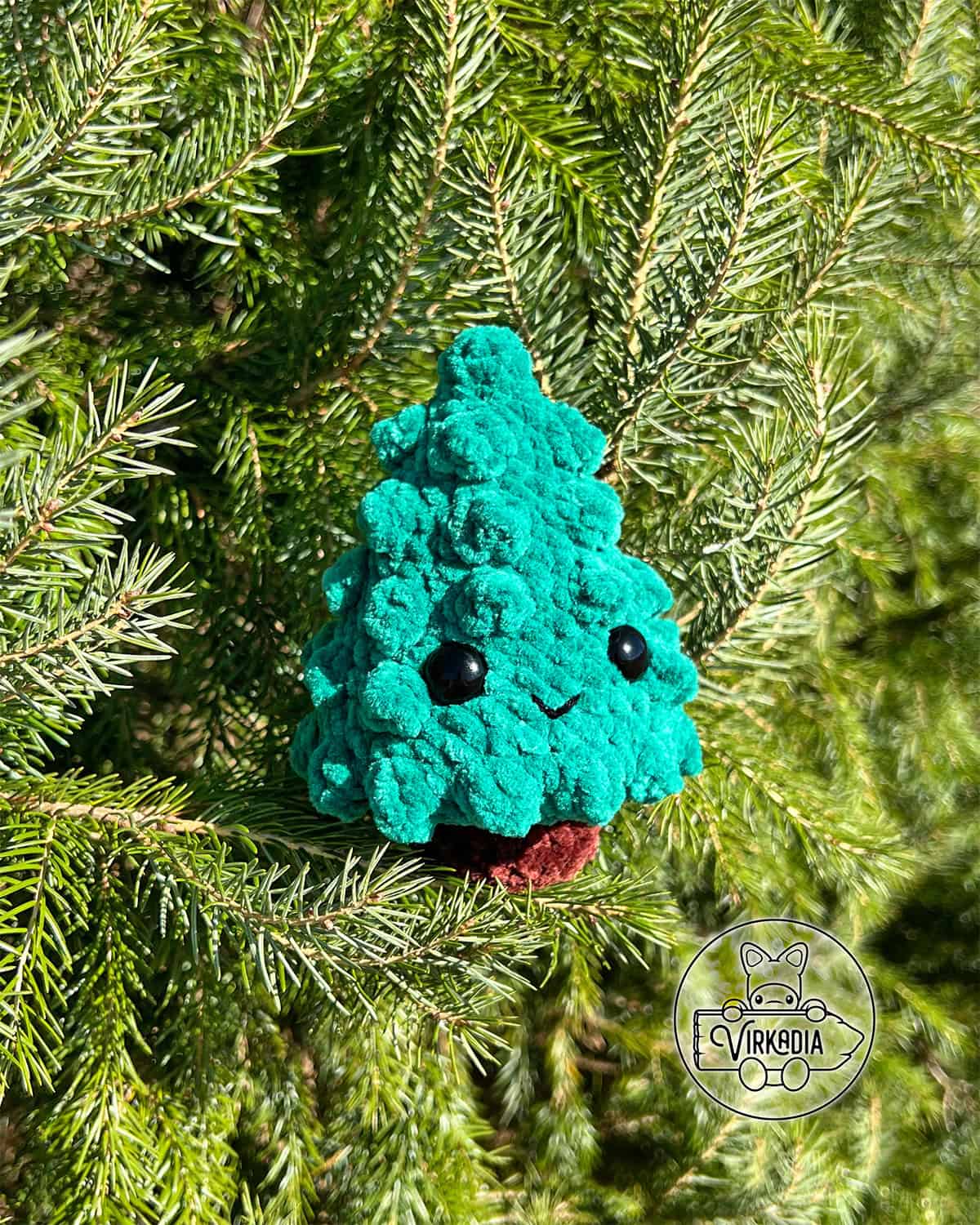crochet pine tree amigurumi plushie in chunky yarn for Christmas decorations, DIY winter decor, and handmade holiday gifts
