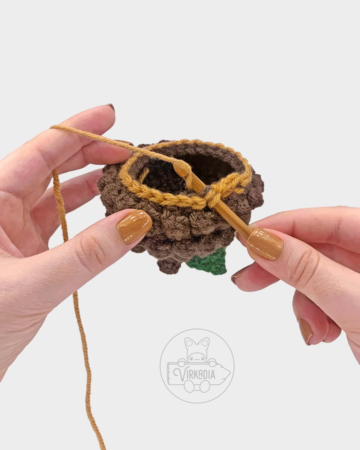 free crochet acorn amigurumi pattern tutorial of how to change colors for the nut