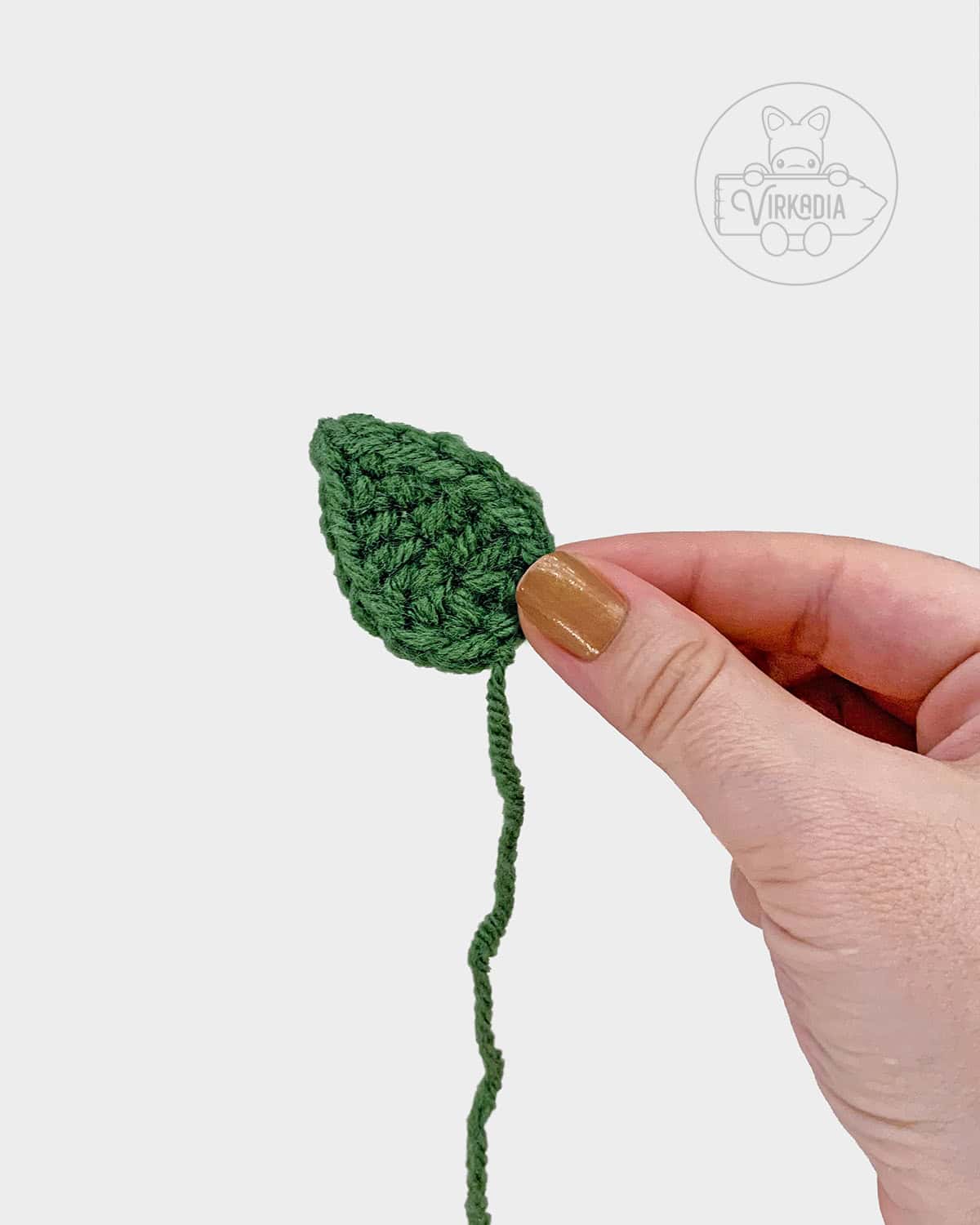 free amigurumi pattern tutorial of how the leaf should look before sewing it on