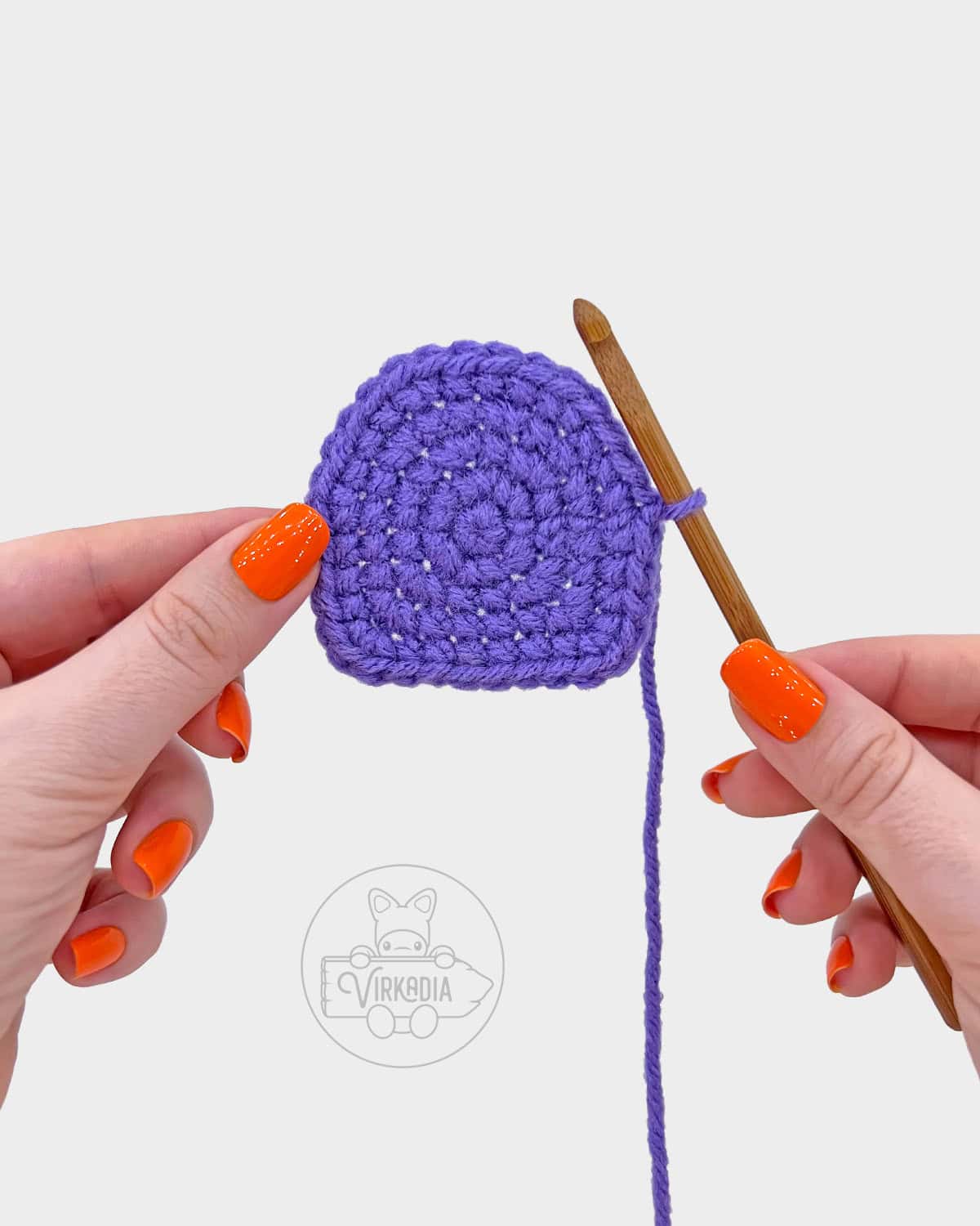 free amigurumi pattern tutorial of how the top of the head should look