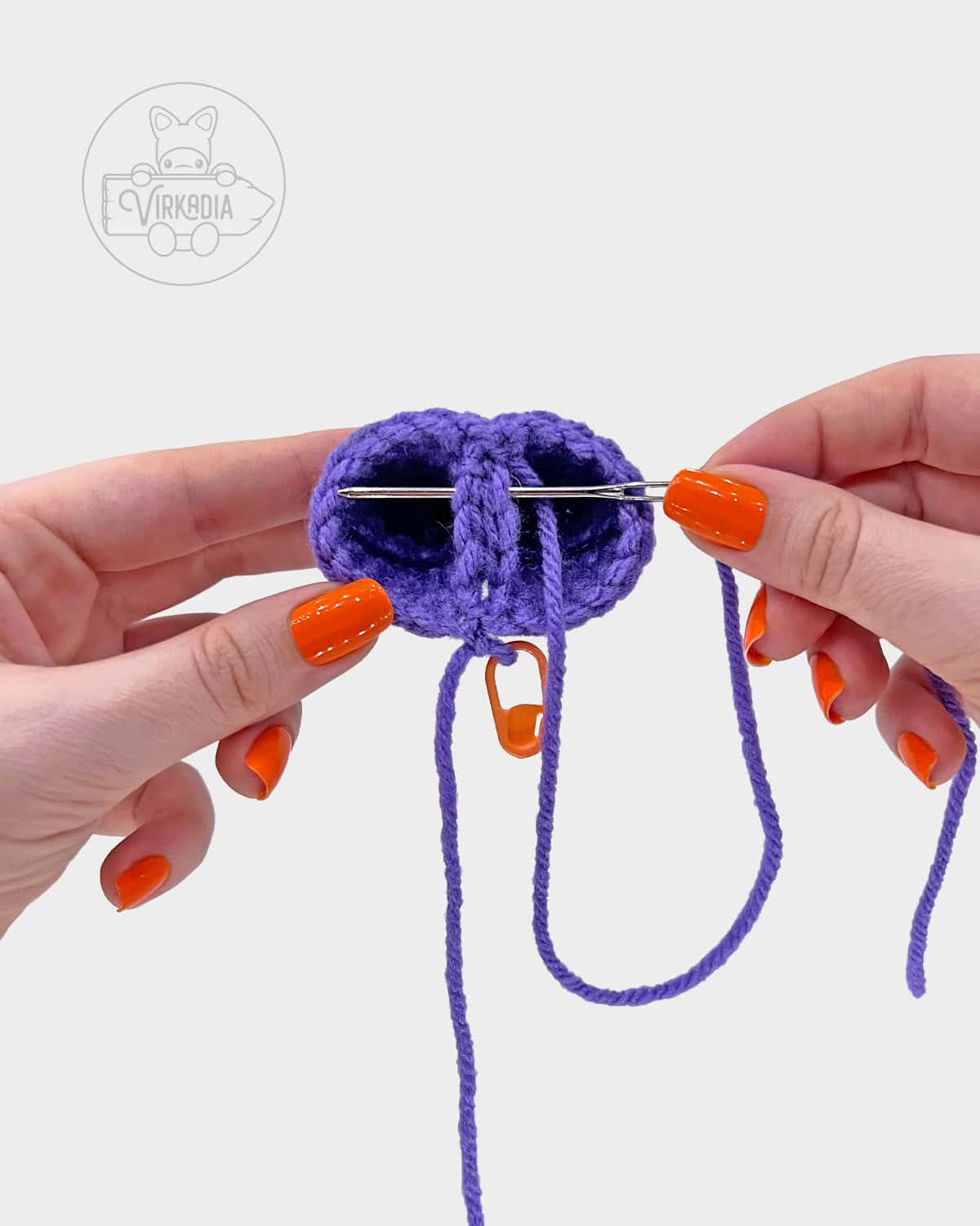 free amigurumi pattern tutorial of sew the legs together