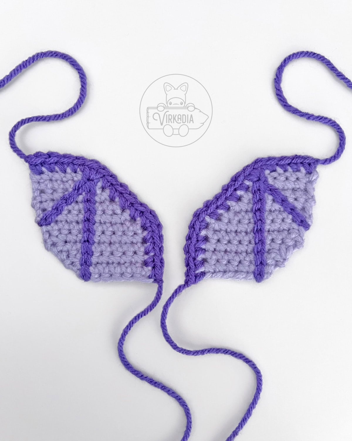 free amigurumi pattern tutorial of how to add edges to the wings