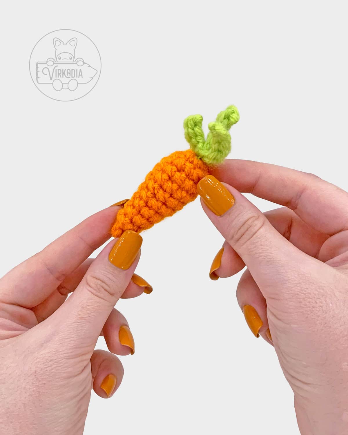 free amigurumi pattern tutorial of how the finished carrot should look