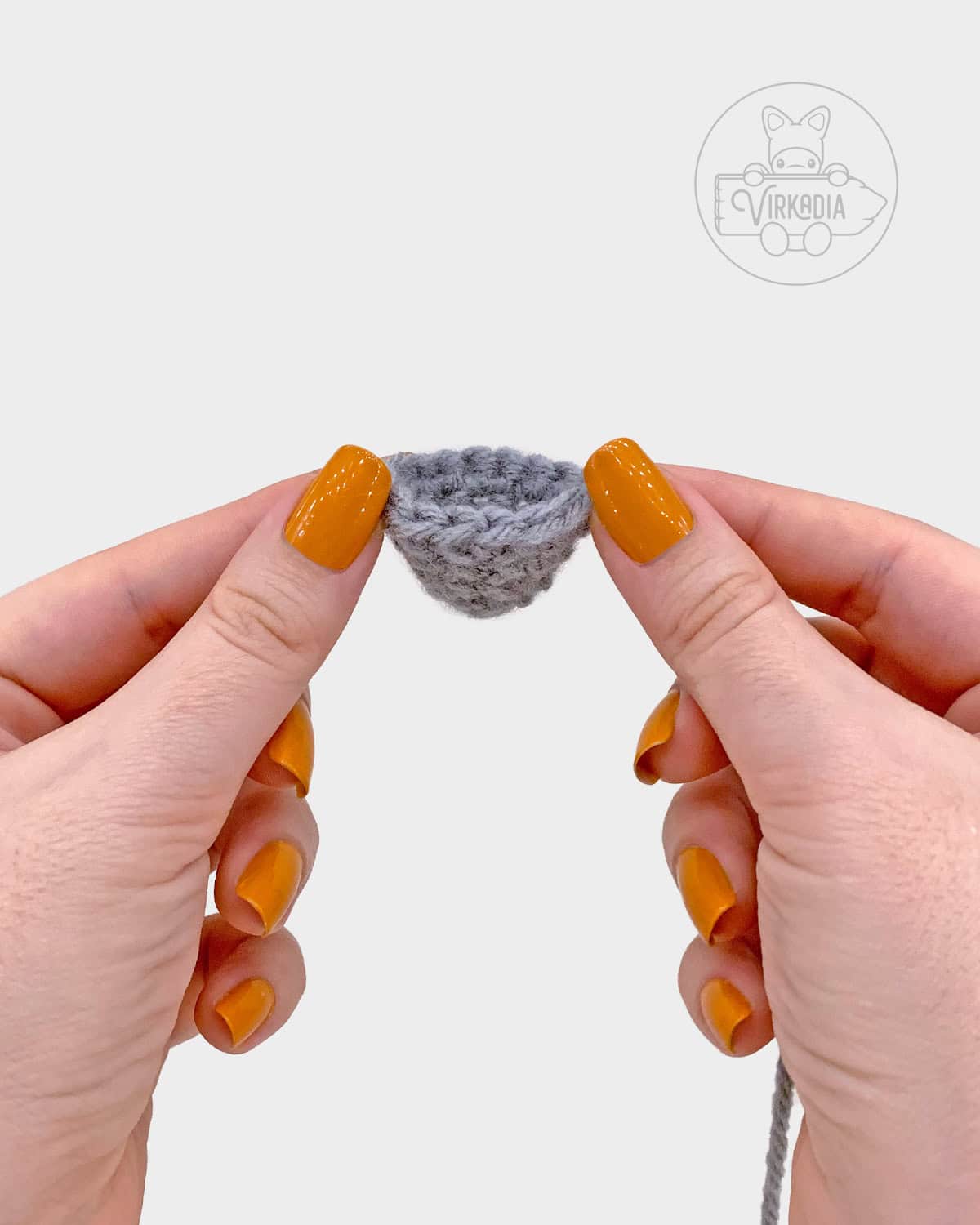 free amigurumi pattern tutorial of how the leg should look