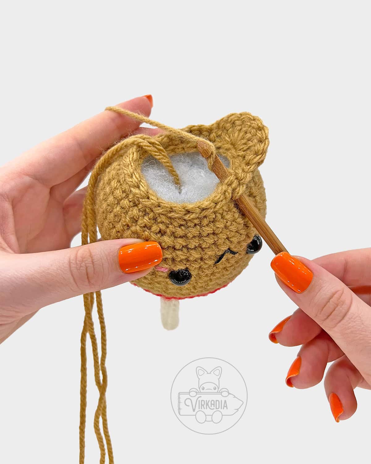 free amigurumi tutorial of how to add the caramel ooze embellishment