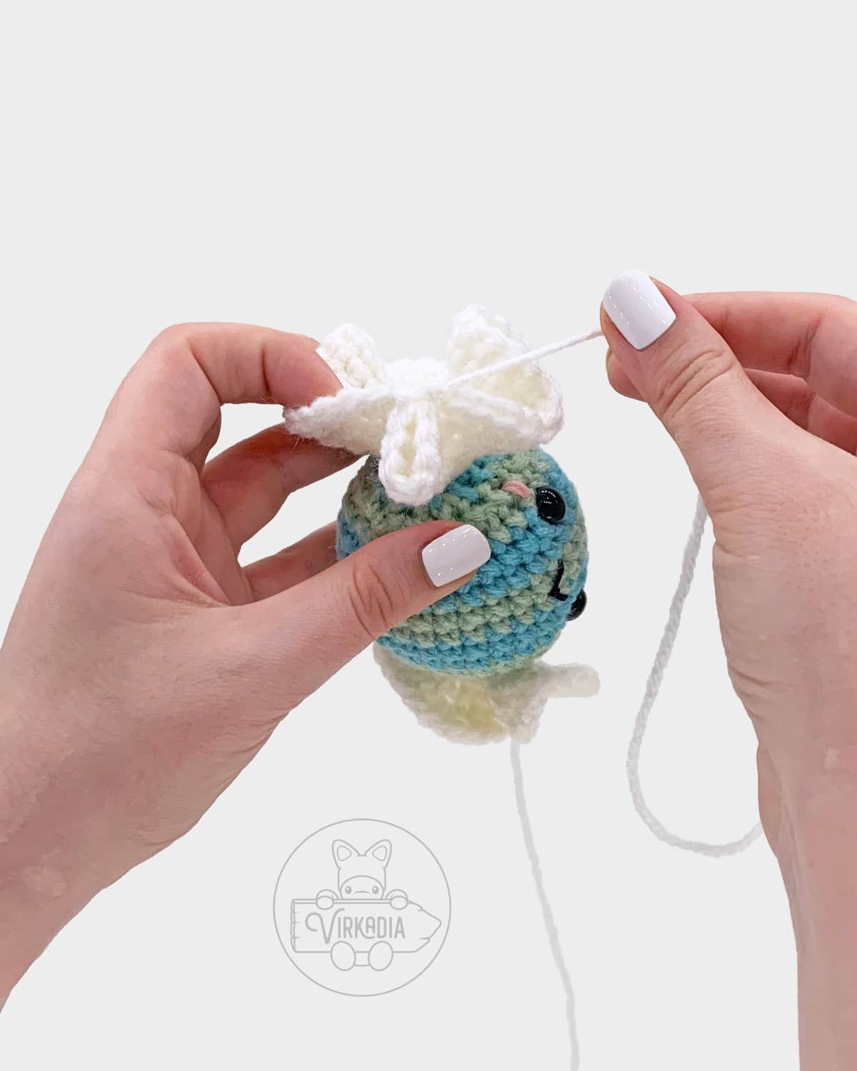 free amigurumi pattern tutorial of how to sew the crochet candy wrapper closed