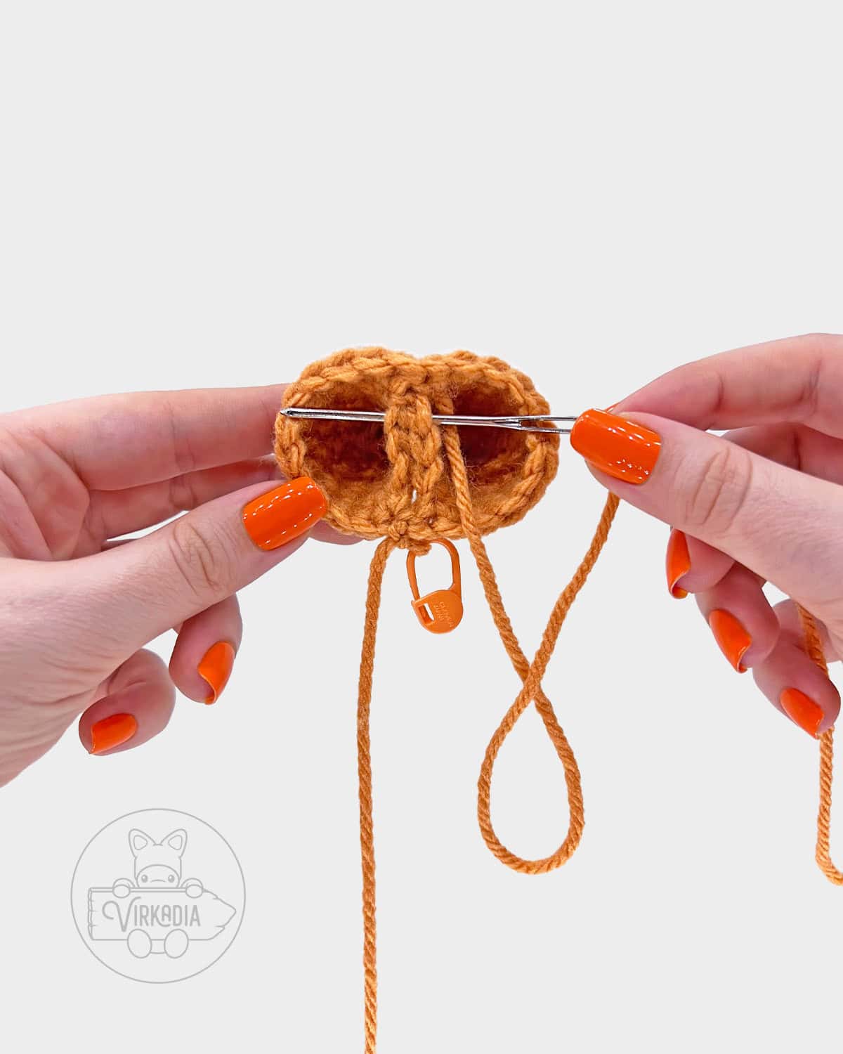 free amigurumi pattern tutorial of how to sew the legs together