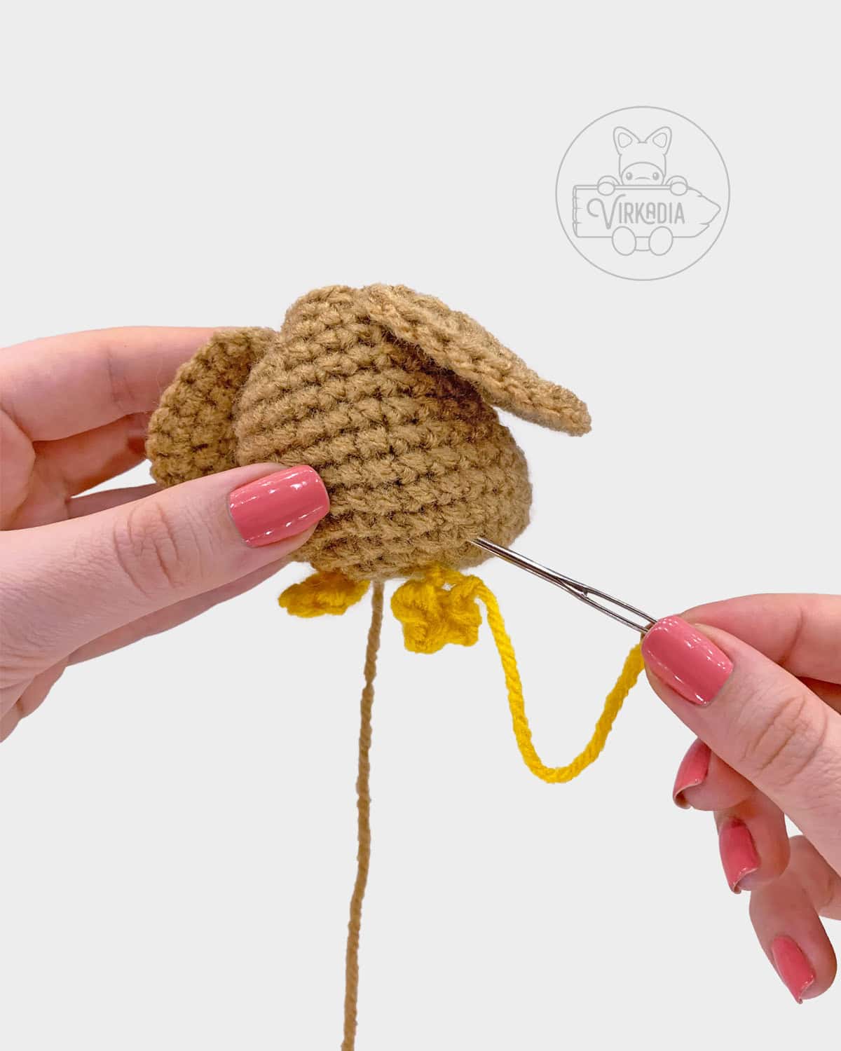 free crochet chicken amigurumi pattern tutorial of how to attach the feet to the body
