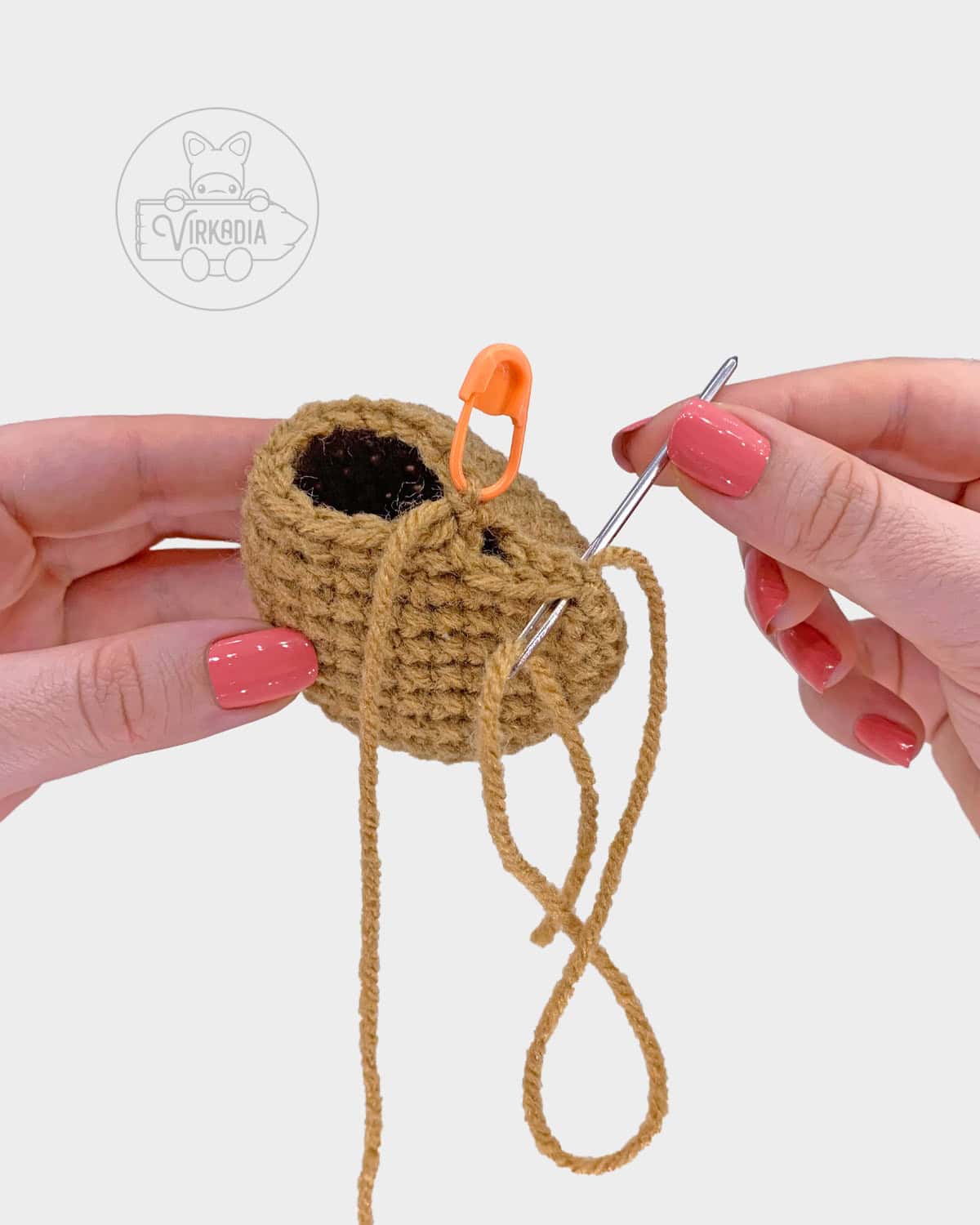 free amigurumi pattern tutorial of how to sew the tail