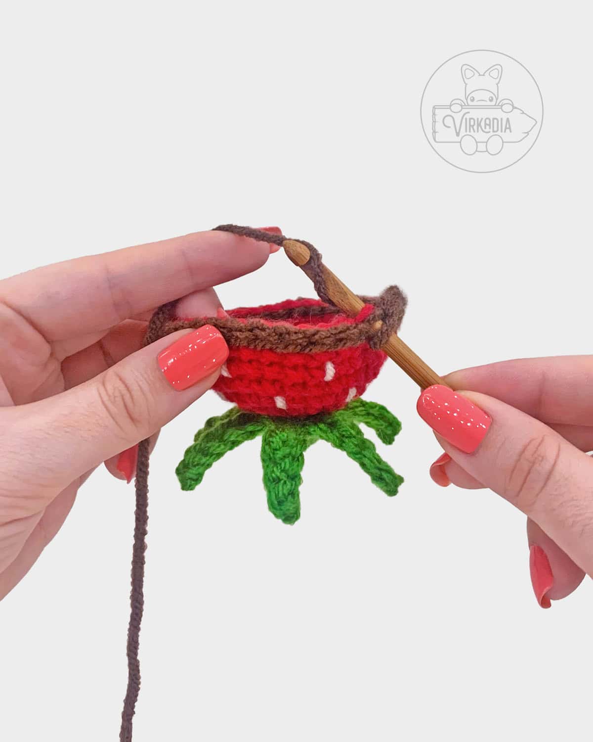 free crochet chocolate strawberry amigurumi pattern tutorial of how to change colors after the fruit