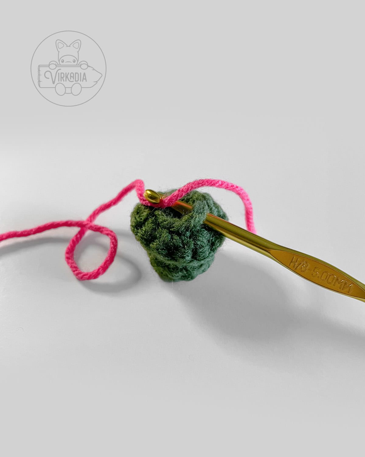 demonstration of how to change yarn colors for the bulb