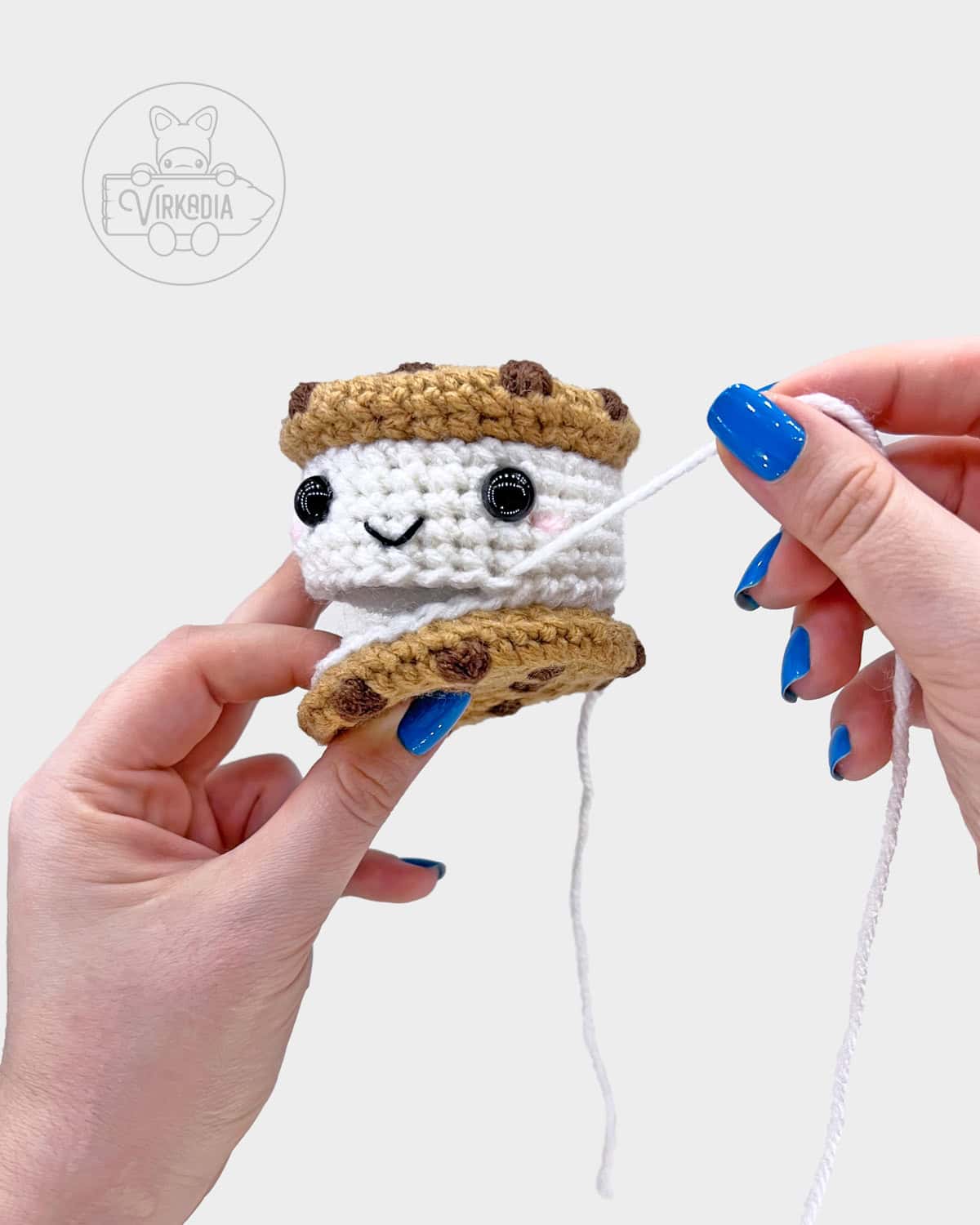 free crochet cookie ice cream sandwich amigurumi pattern tutorial of how to sew closed