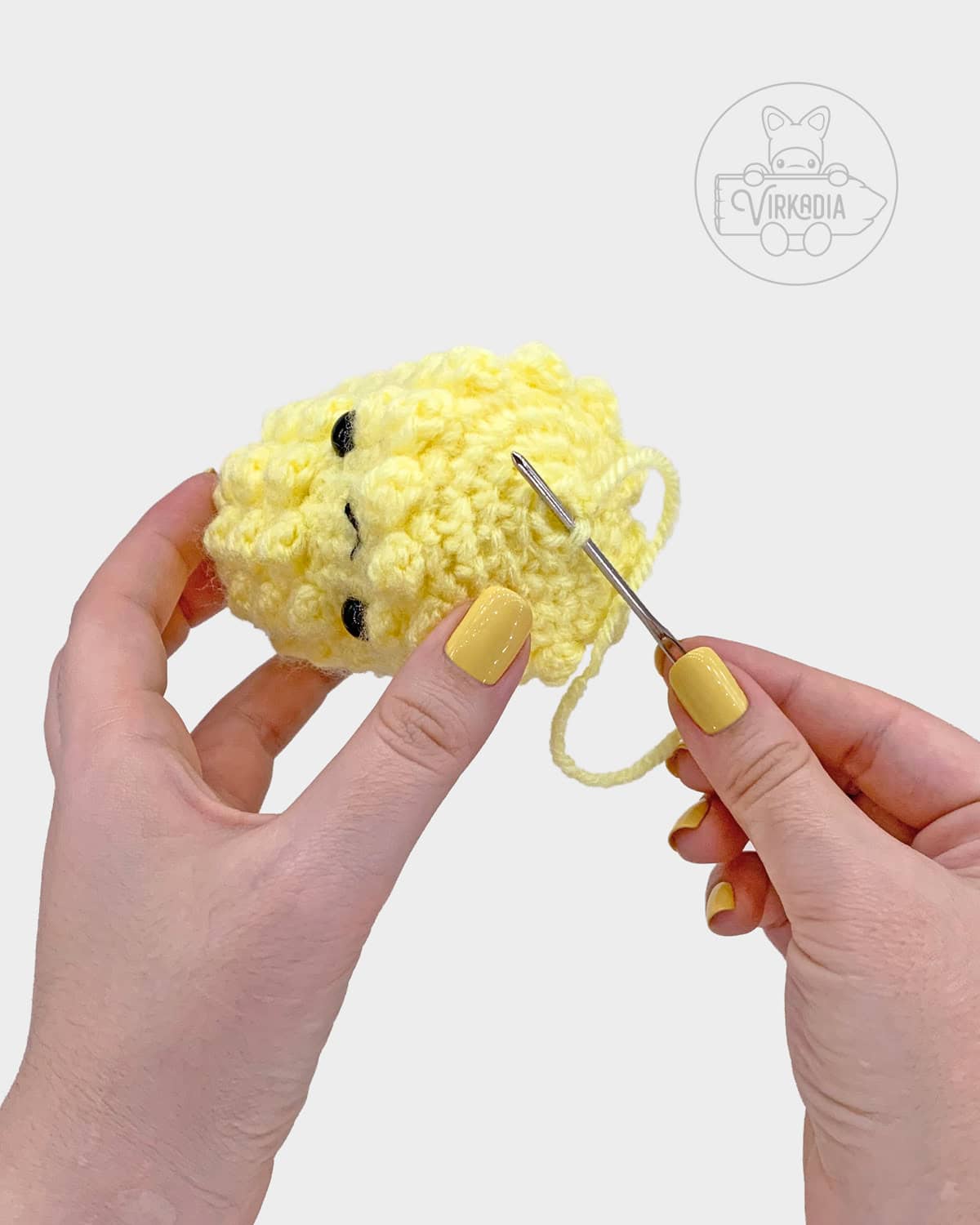 free amigurumi pattern tutorial of how to sew the bottom of the cob closed