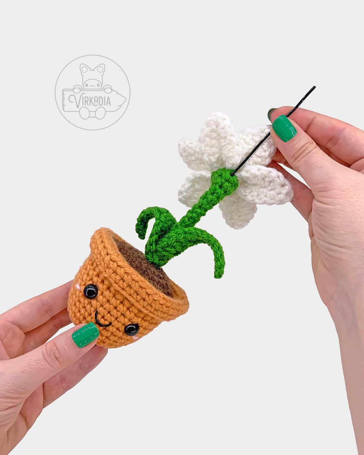free crochet daffodil amigurumi pattern tutorial demonstration of how to add the wire into the flower