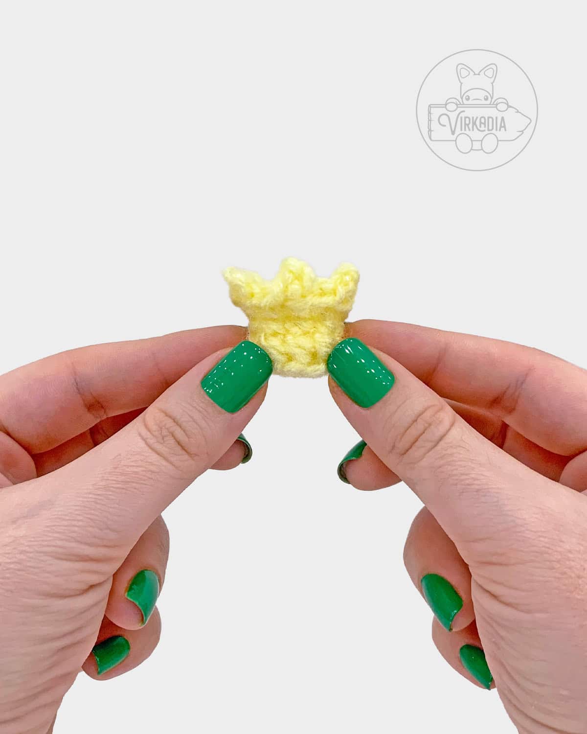 free crochet daffodil amigurumi pattern tutorial demonstration of how the center of the flower should look