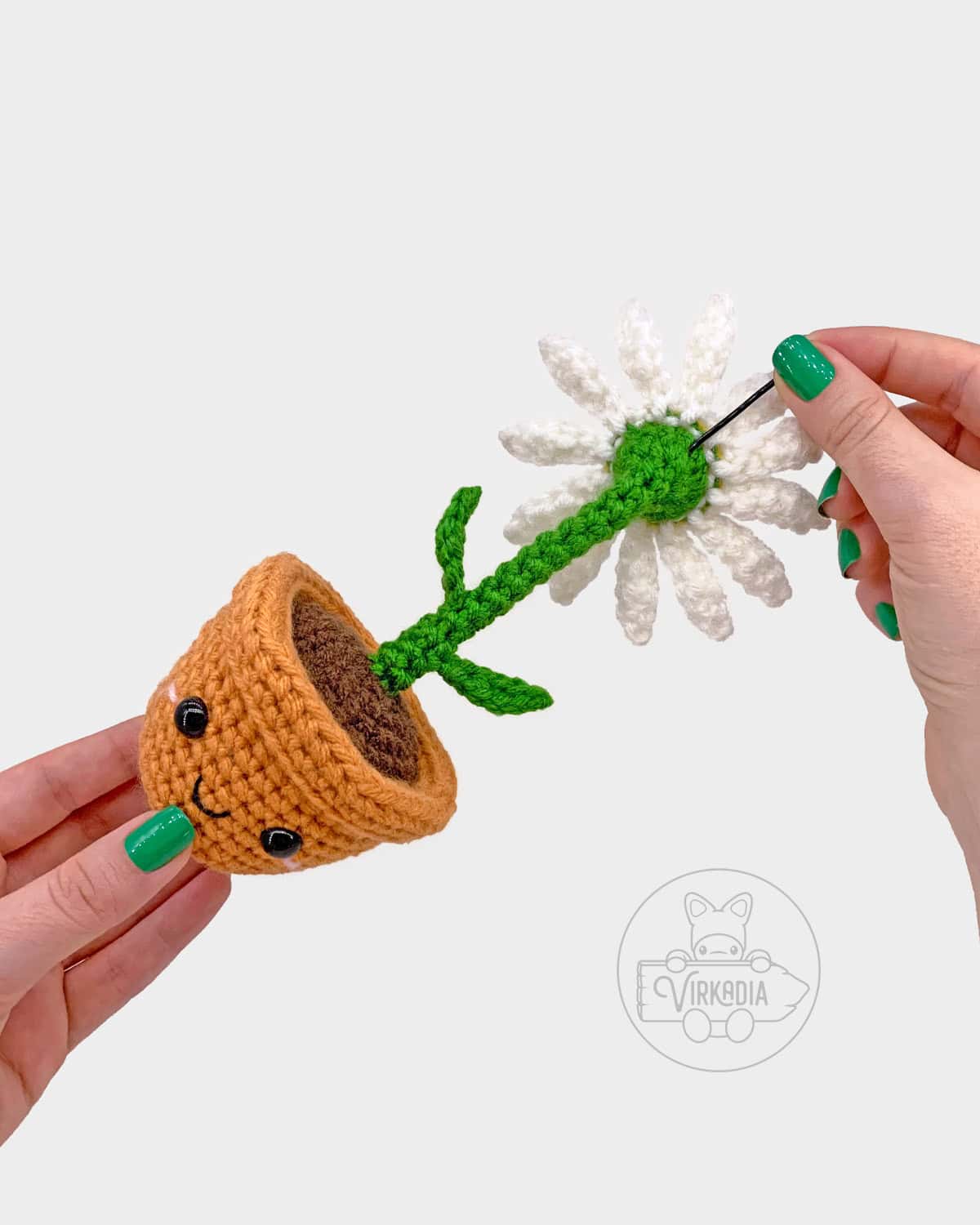 free crochet daisy amigurumi pattern tutorial demonstration of how to add the wire into the flower