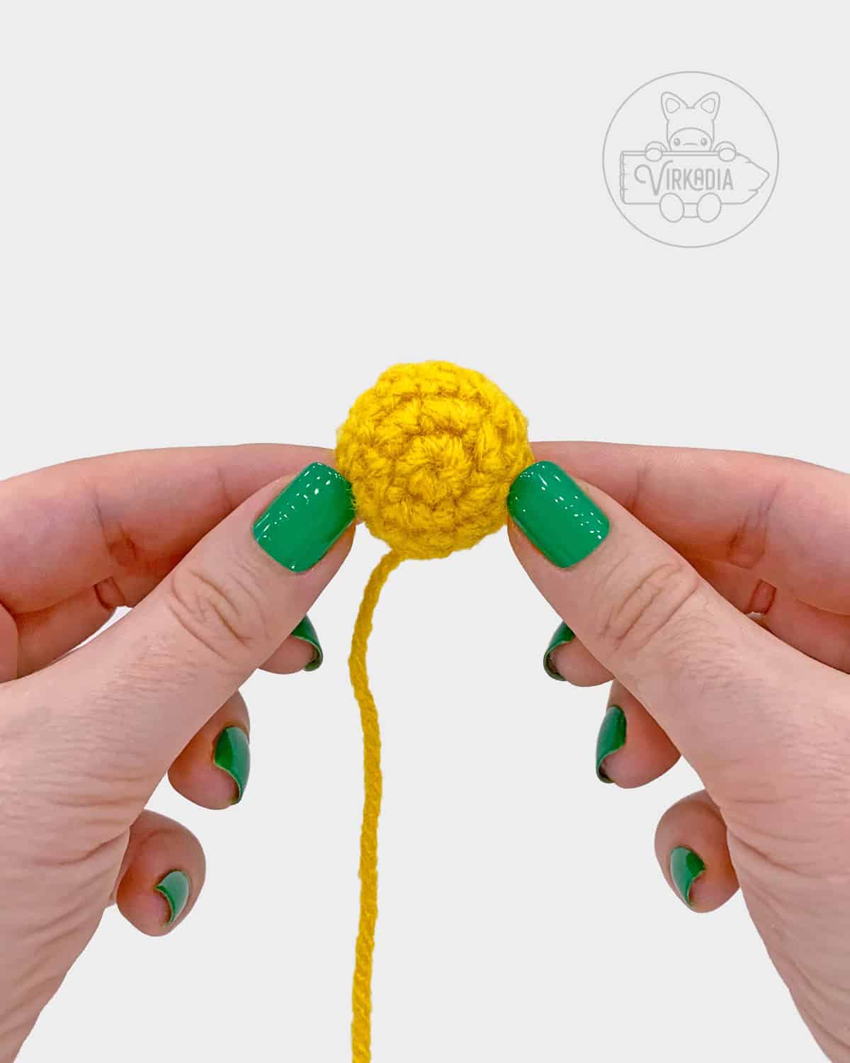 free crochet daisy amigurumi pattern tutorial demonstration of how the center of the flower should look