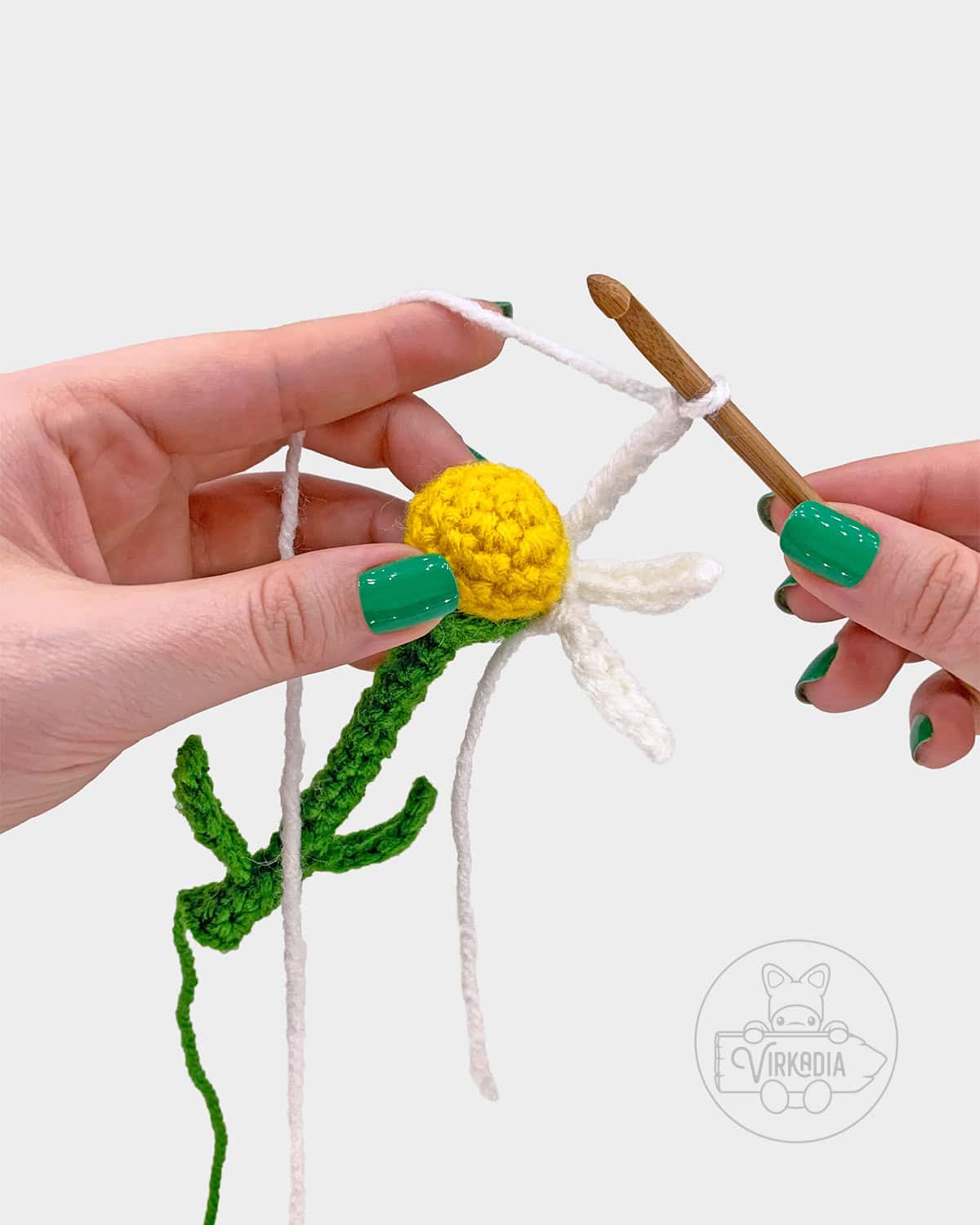 free crochet daisy amigurumi pattern tutorial demonstration of how the petals should look