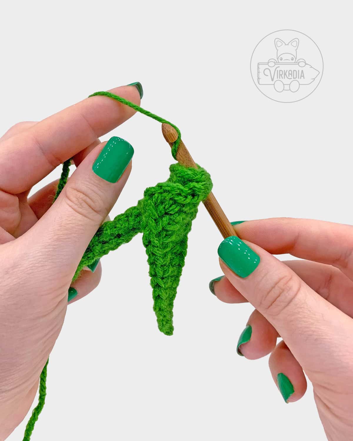 free plant amigurumi pattern tutorial demonstration of how to attach the long leaves