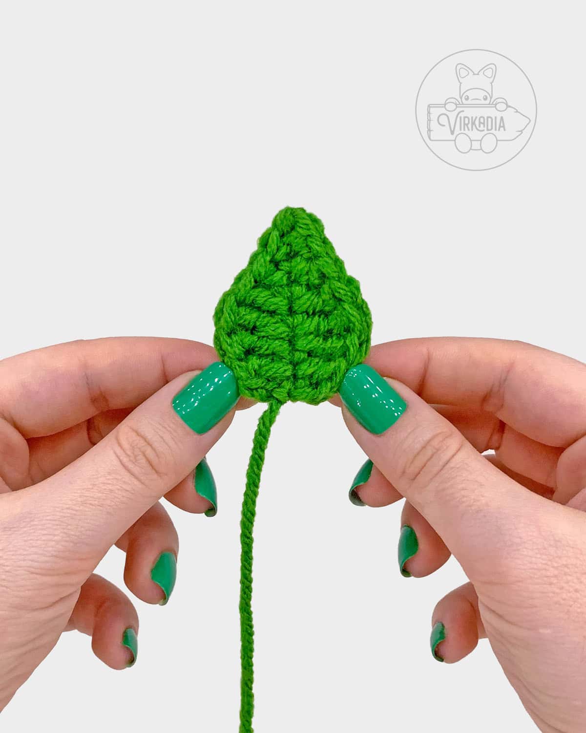 free plant amigurumi pattern tutorial demonstration of how the large leaf should look
