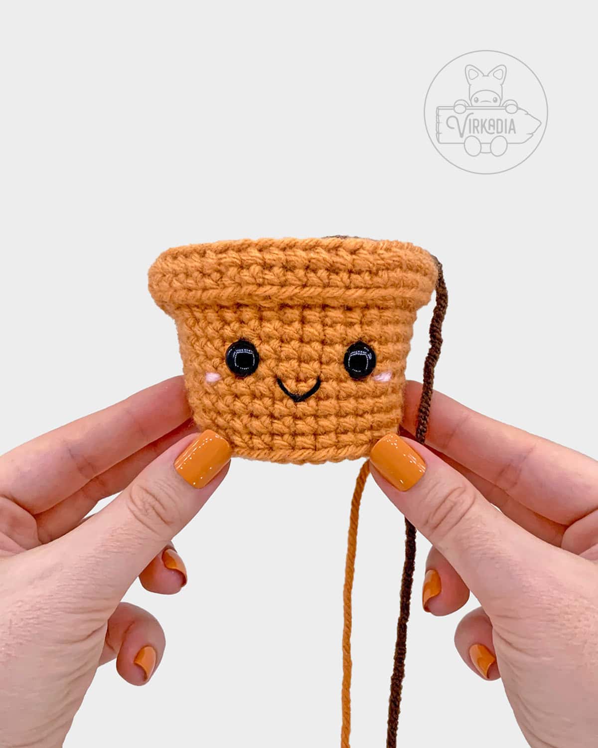 free crochet terracotta pot pattern tutorial of how the face should look on the plant pot for flower amigurumi 