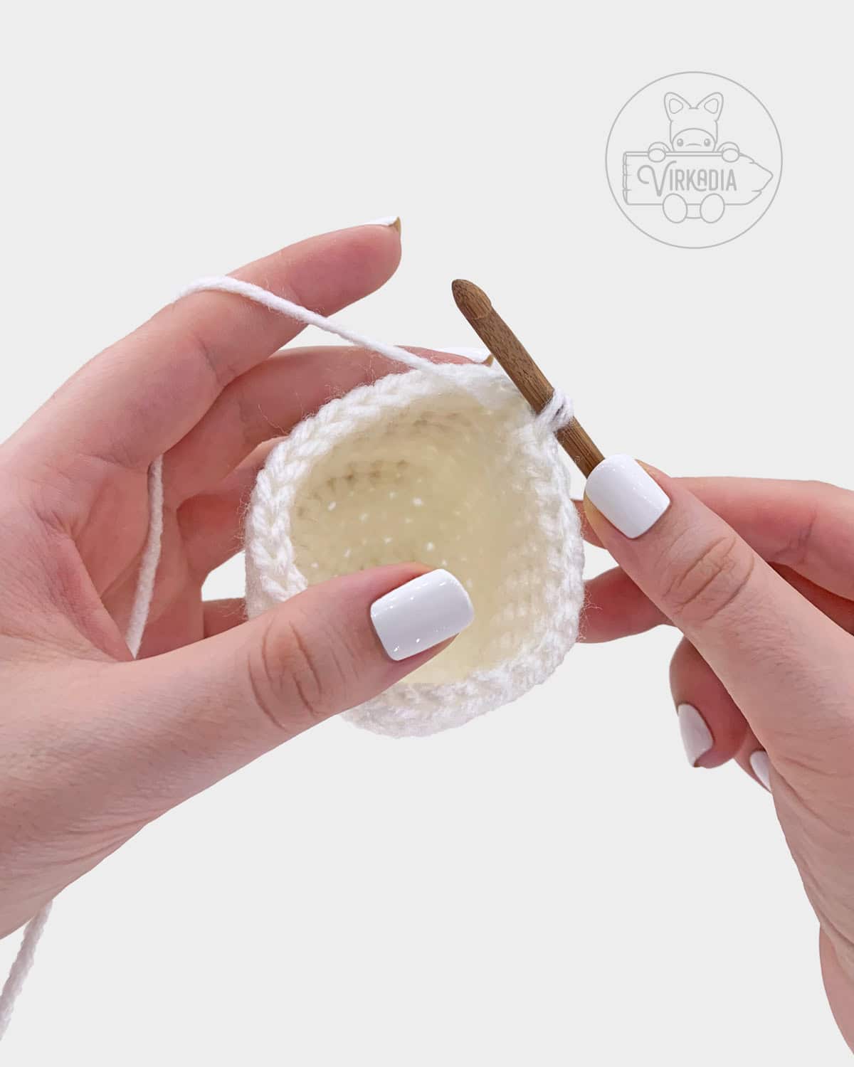 free amigurumi tutorial of working into the back loop of a half double crochet