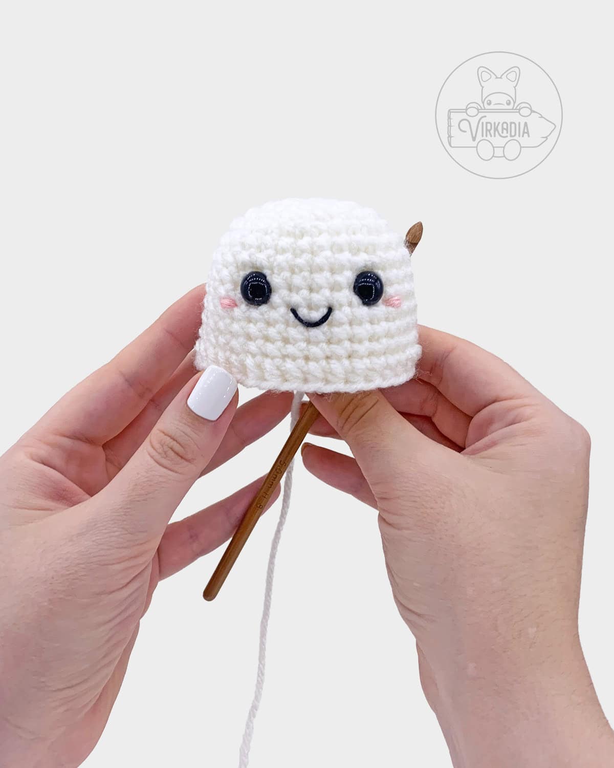 free amigurumi tutorial of where to embroider the crochet ghost face