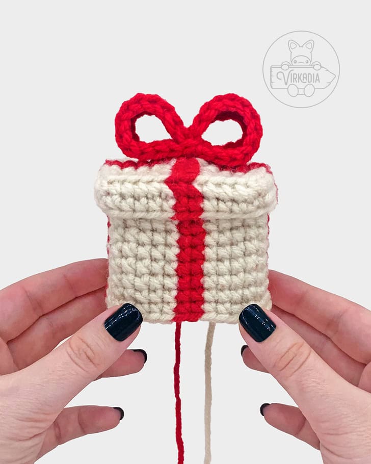 free crochet gift box amigurumi pattern tutorial of how the present should look before adding the face
