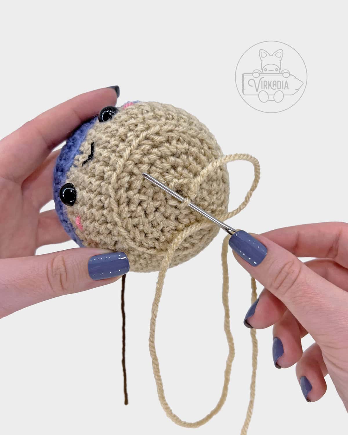 free plant amigurumi pattern tutorial of how to sew the bottom hole closed