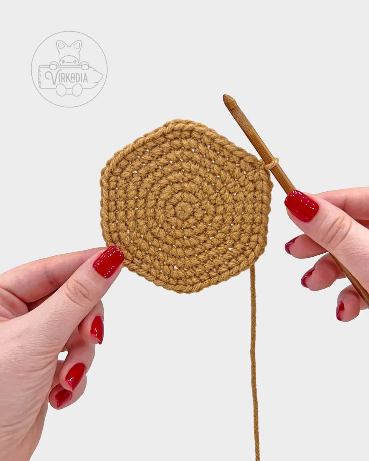 free amigurumi pattern tutorial of the first 8 rounds of the bottom bun