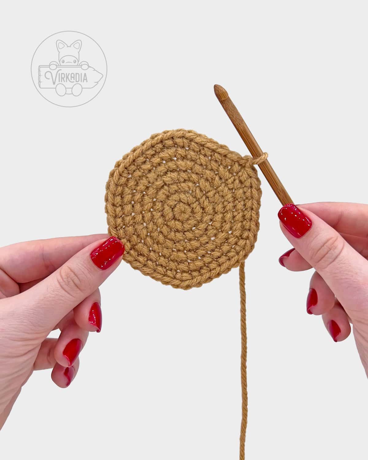 free amigurumi pattern tutorial of the first 7 rounds of the top bun