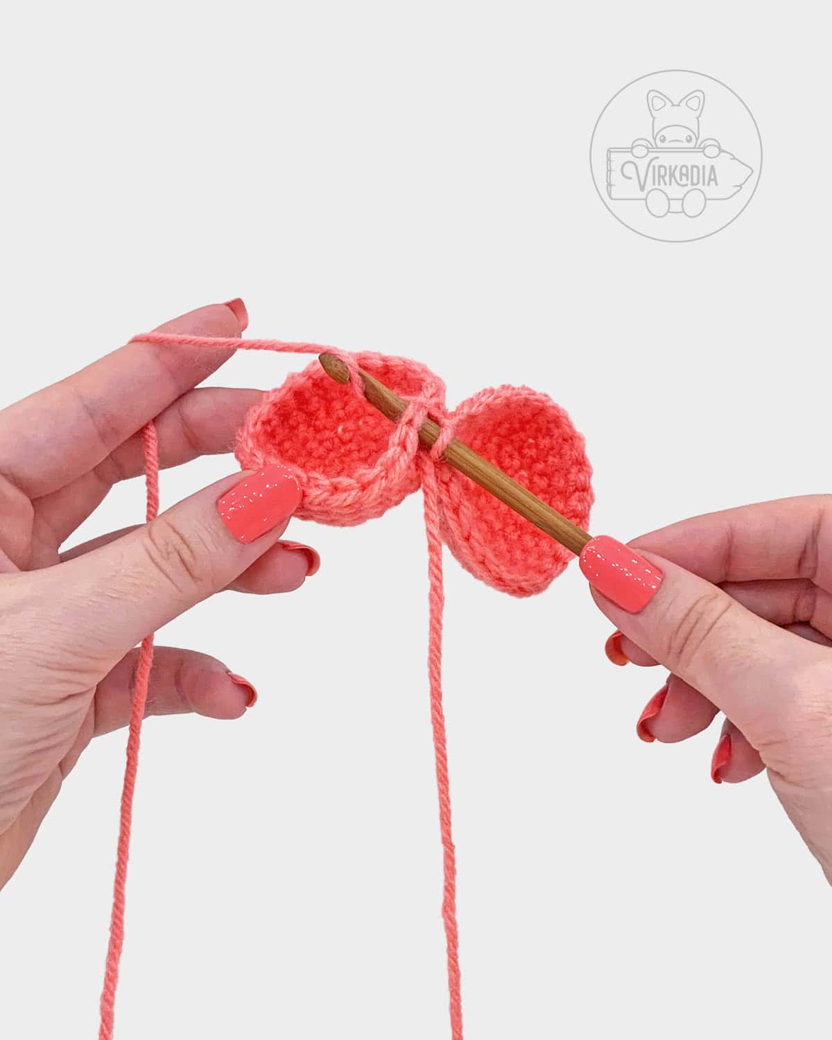 free amigurumi pattern tutorial of how to connect both top pieces together
