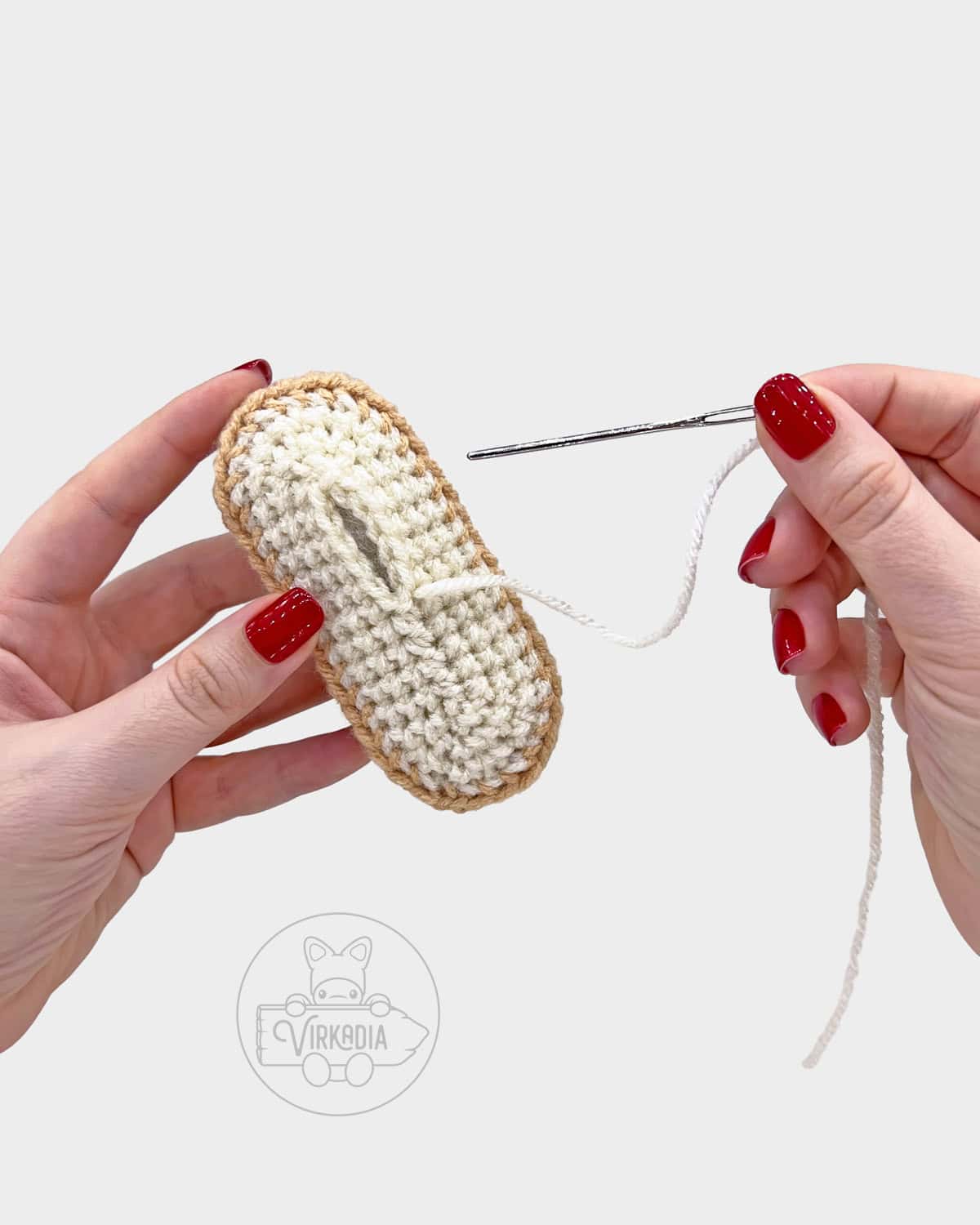free crochet hot dog amigurumi pattern tutorial of how to sew the bun closed