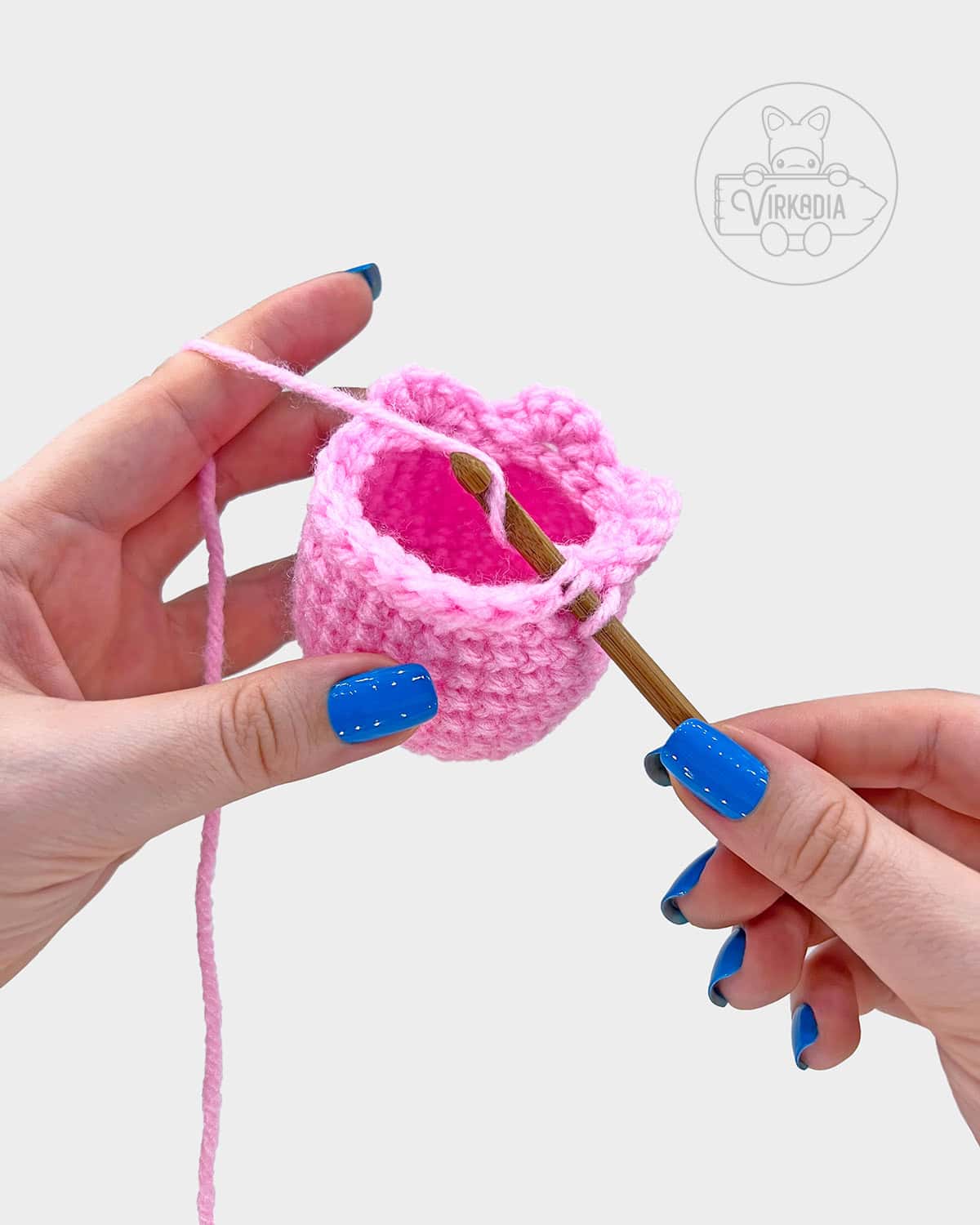 free amigurumi pattern tutorial of how to work the scallops into the slip stitches