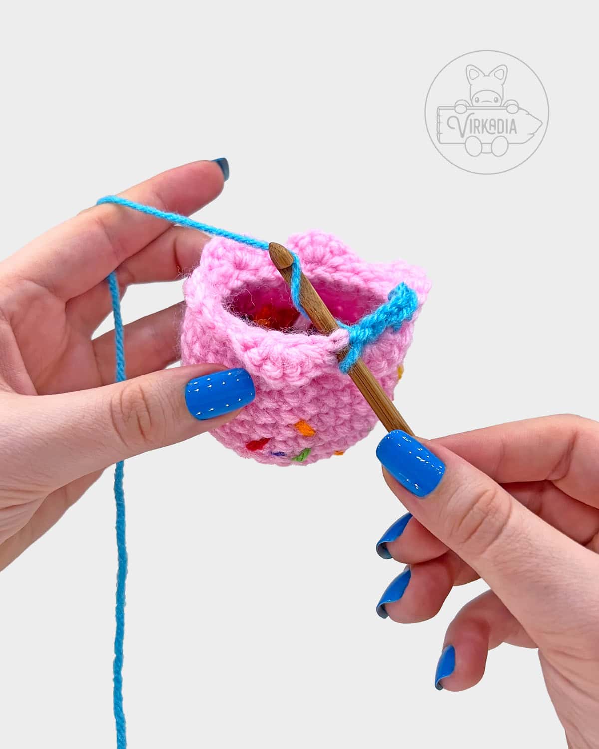 free amigurumi pattern tutorial of how to start the second scoop