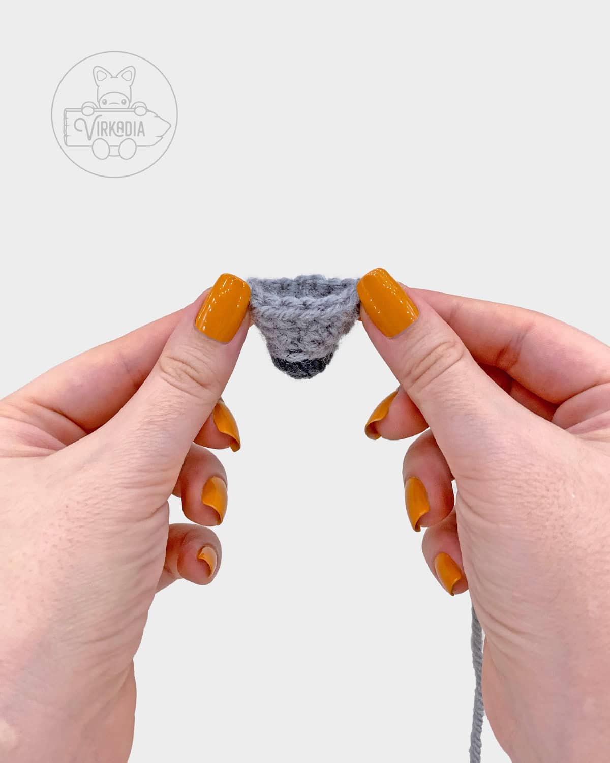 free amigurumi pattern tutorial of how the leg should look