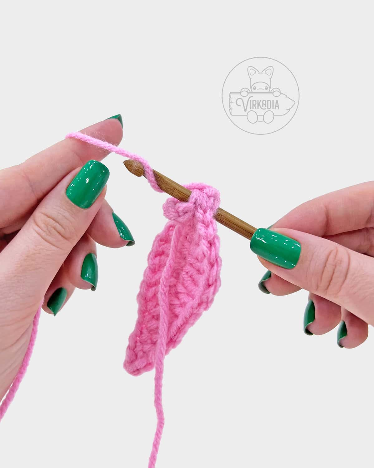 flower amigurumi pattern tutorial of how to attach the petals